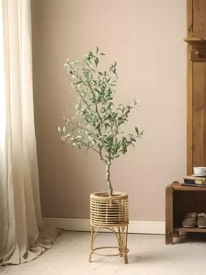 This 47.2-inch (120 cm) artificial olive tree is a stunning addition to any space. Its realistic leaves and textured trunk bring life and elegance to your room without maintenance.