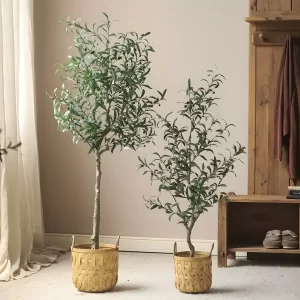 Two artificial olive trees of varying heights create a balanced visual effect. Their lush foliage and subtle fruit details bring sophistication to the space.